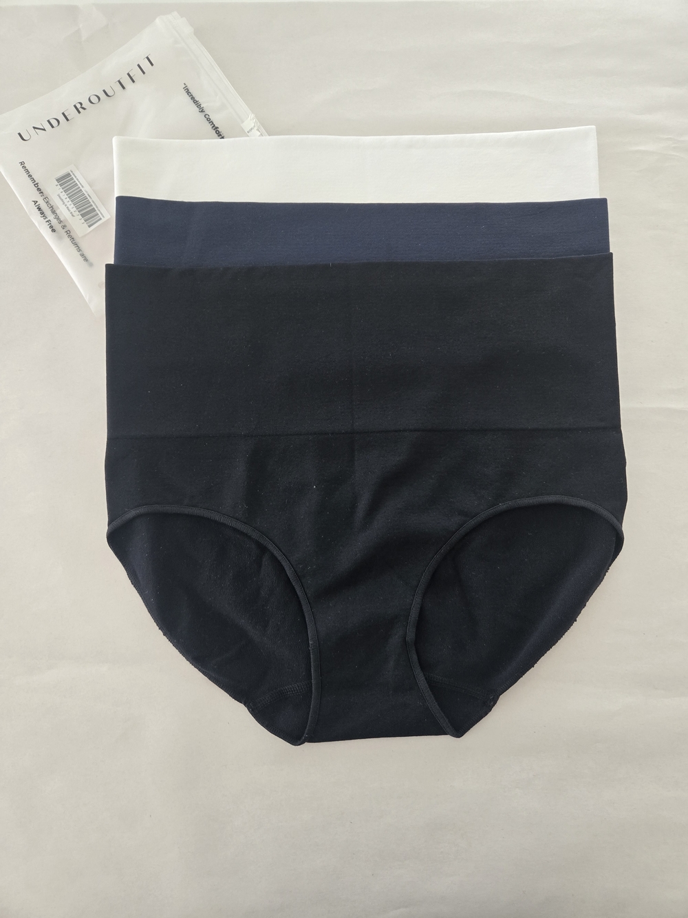 UNDEROUTFIT Style 308 High-Waisted Panties Size M Regular 3-Pack Solid Stretch